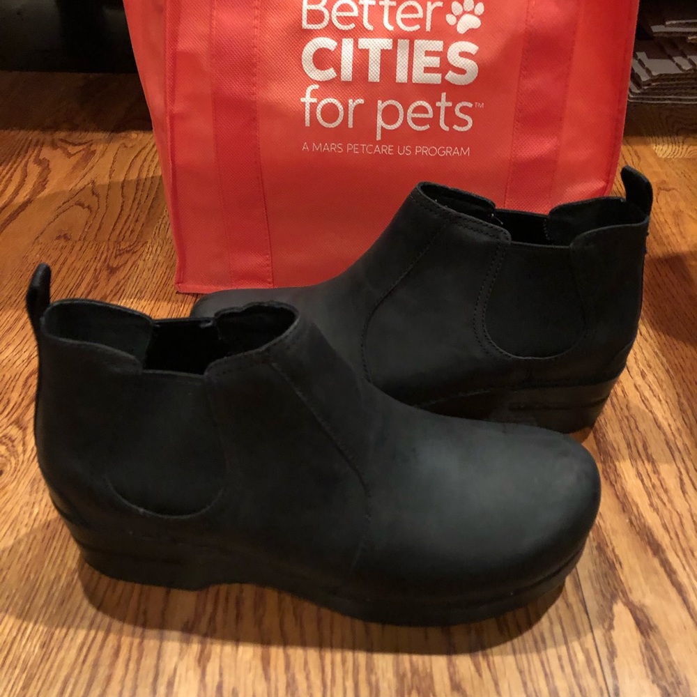 Dansko Womens black ankle boots sz 9